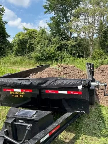 7x14' dump trailer with dirt